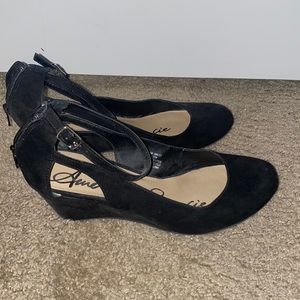 Women’s low wedge heel’s suede black with zip up back